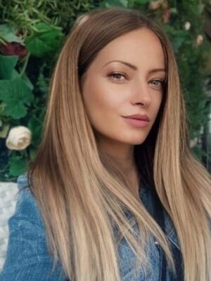 Елена	Цурова