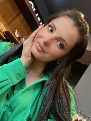 Джулия	Тенева