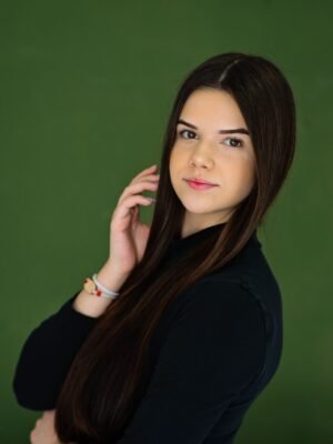 Моника	Савова